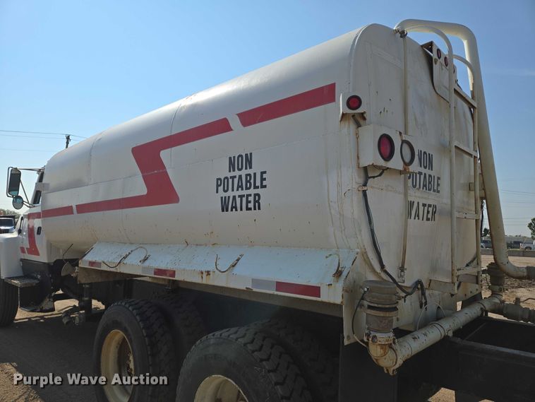 image for item EN8335 1997 Ford LT9000 water truck