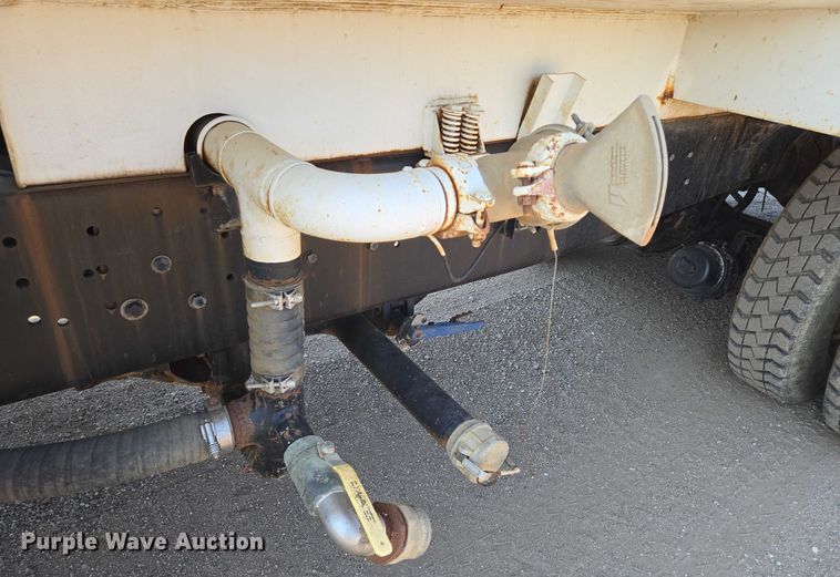 image for item EN8335 1997 Ford LT9000 water truck