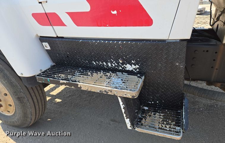 image for item EN8335 1997 Ford LT9000 water truck