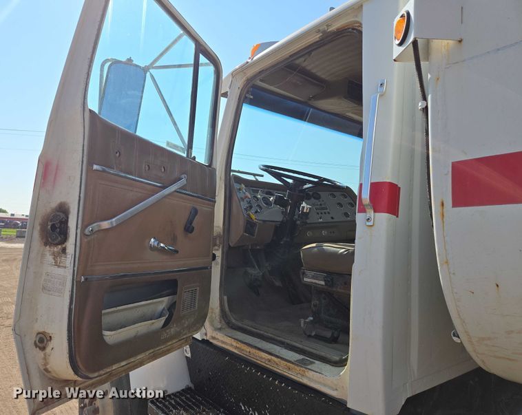 image for item EN8335 1997 Ford LT9000 water truck