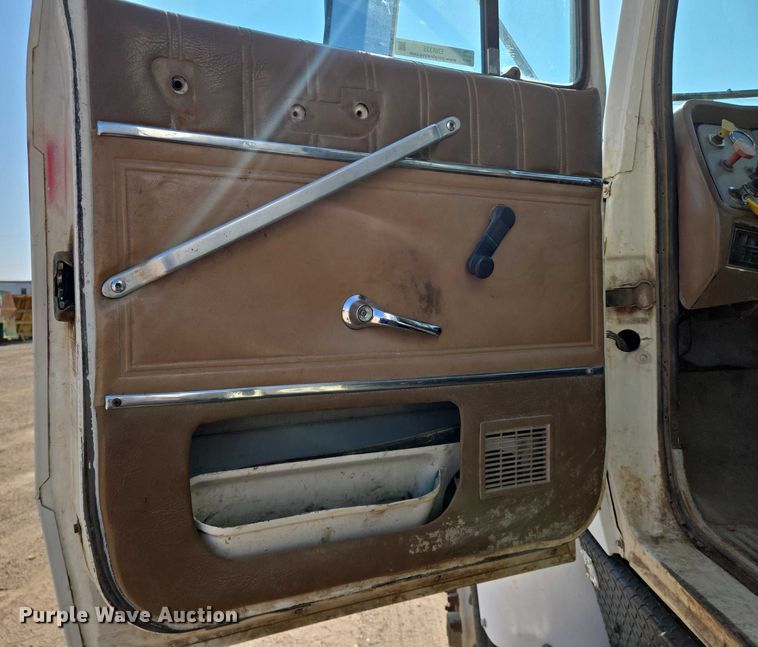 image for item EN8335 1997 Ford LT9000 water truck