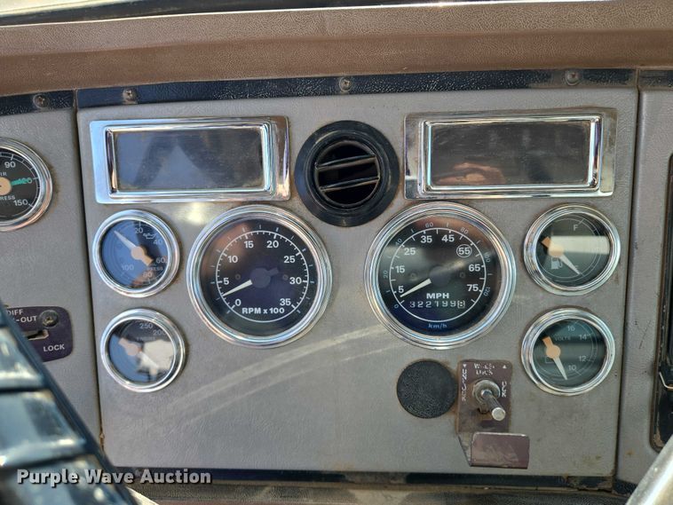 image for item EN8335 1997 Ford LT9000 water truck