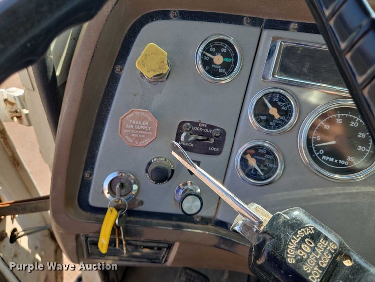 image for item EN8335 1997 Ford LT9000 water truck