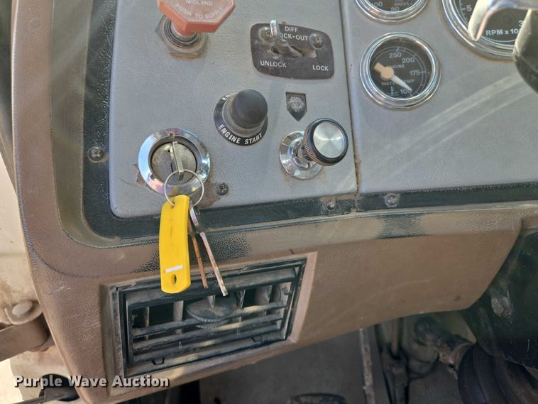 image for item EN8335 1997 Ford LT9000 water truck