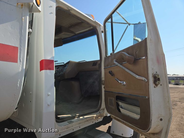 image for item EN8335 1997 Ford LT9000 water truck