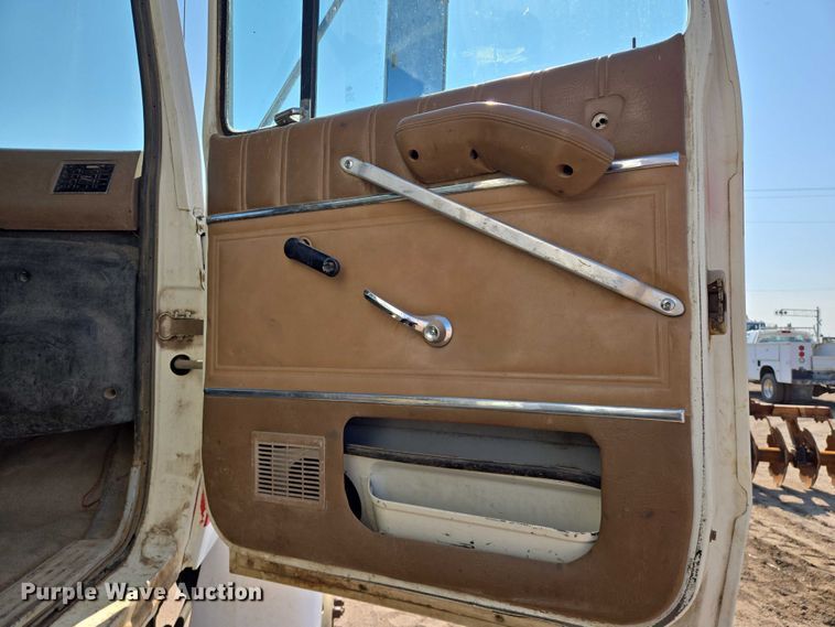 image for item EN8335 1997 Ford LT9000 water truck