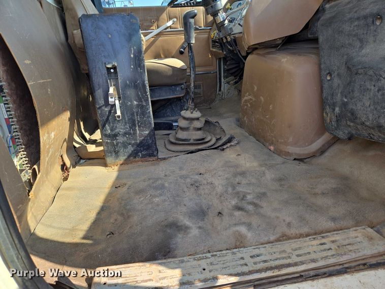 image for item EN8335 1997 Ford LT9000 water truck