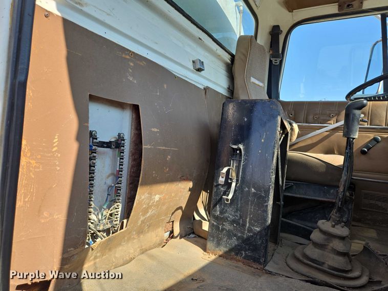 image for item EN8335 1997 Ford LT9000 water truck