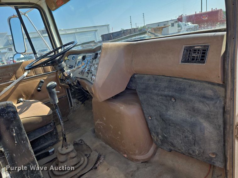 image for item EN8335 1997 Ford LT9000 water truck