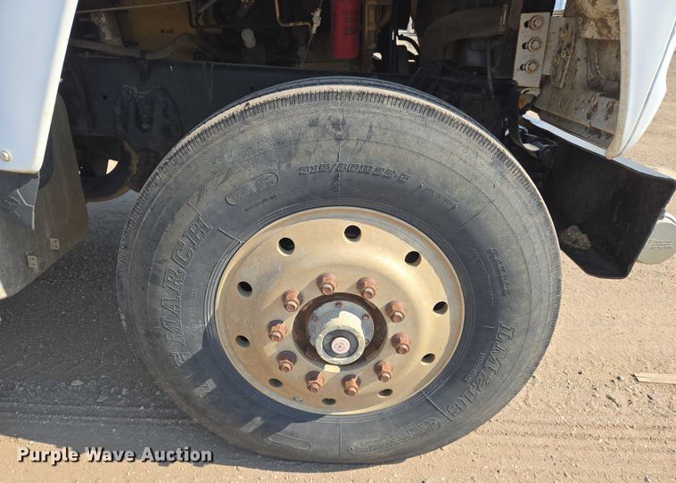 image for item EN8335 1997 Ford LT9000 water truck