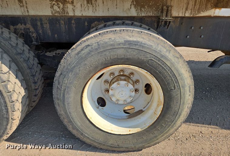 image for item EN8335 1997 Ford LT9000 water truck