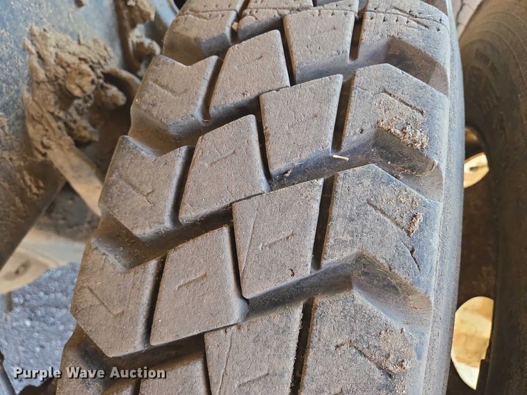 image for item EN8335 1997 Ford LT9000 water truck