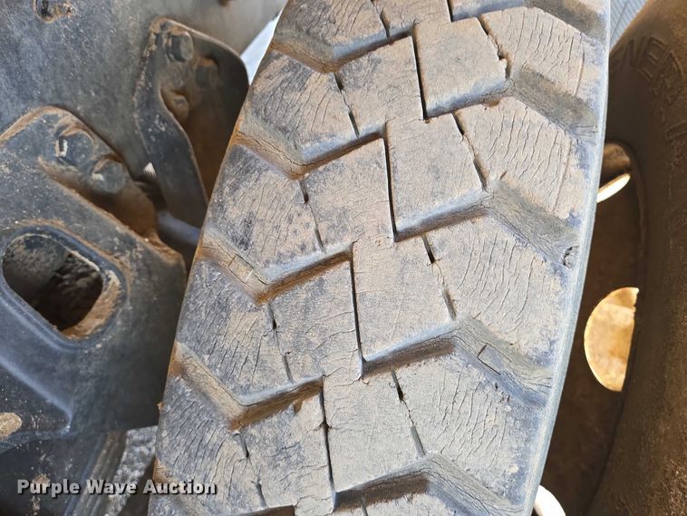 image for item EN8335 1997 Ford LT9000 water truck