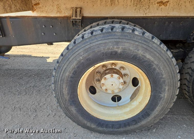 image for item EN8335 1997 Ford LT9000 water truck