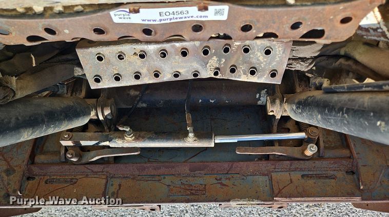 image for item EO4563 2004 Bobcat S220 skid steer loader