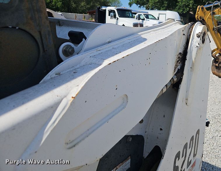 image for item EO4563 2004 Bobcat S220 skid steer loader