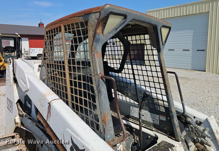 image for item EO4563 2004 Bobcat S220 skid steer loader