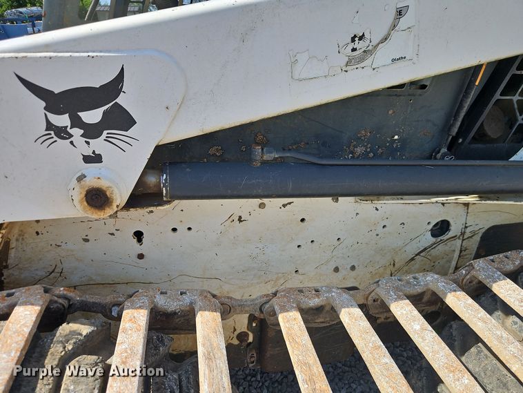 image for item EO4563 2004 Bobcat S220 skid steer loader