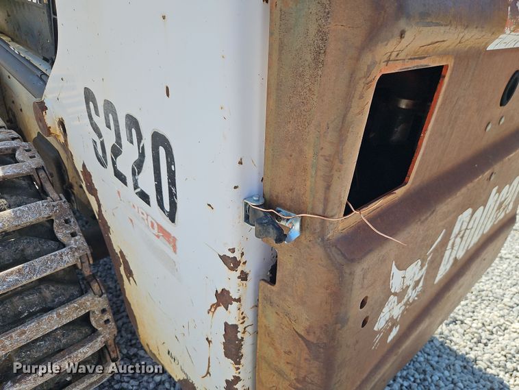 image for item EO4563 2004 Bobcat S220 skid steer loader