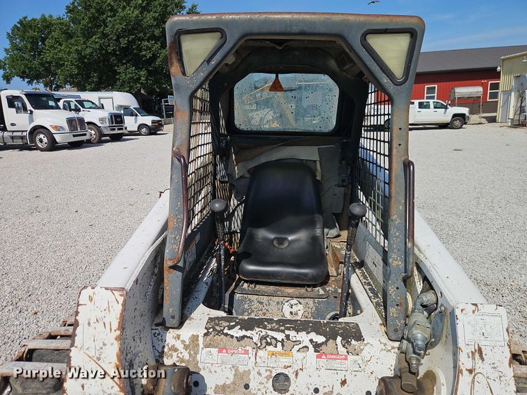 image for item EO4563 2004 Bobcat S220 skid steer loader