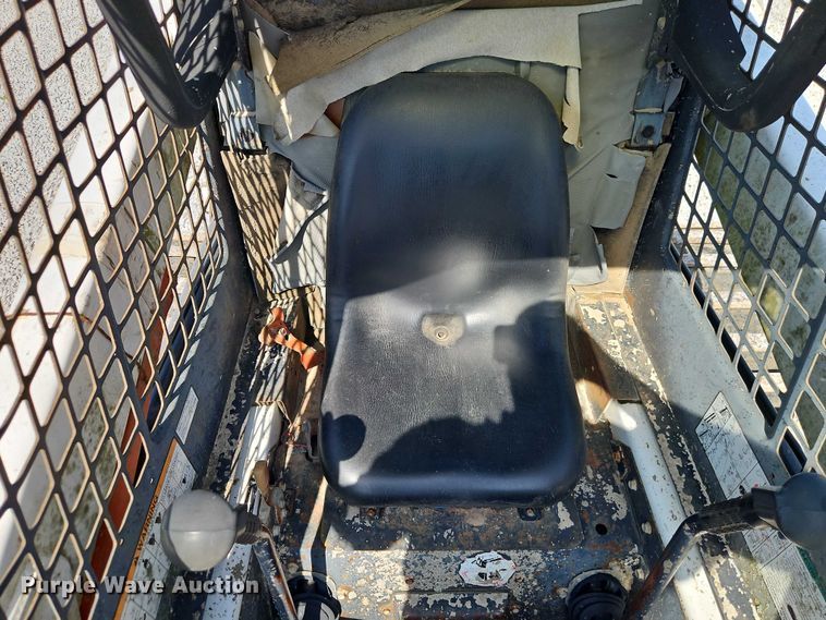 image for item EO4563 2004 Bobcat S220 skid steer loader