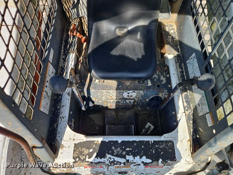 image for item EO4563 2004 Bobcat S220 skid steer loader