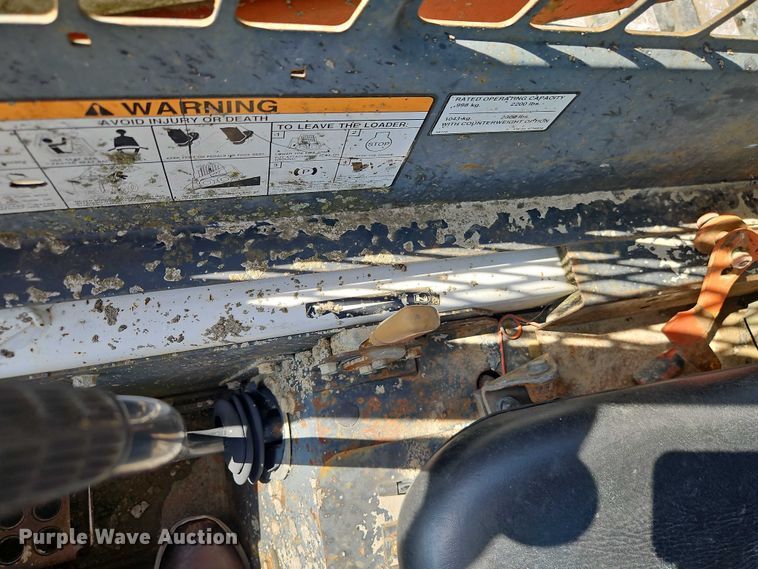 image for item EO4563 2004 Bobcat S220 skid steer loader