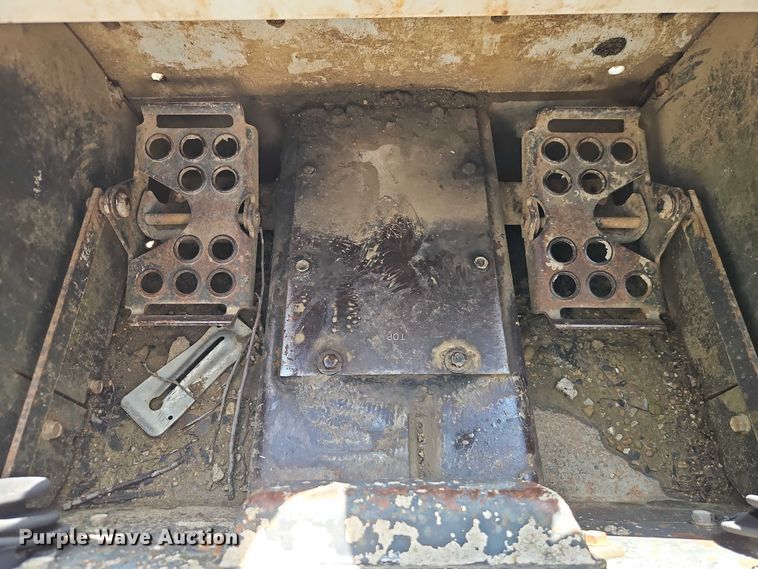 image for item EO4563 2004 Bobcat S220 skid steer loader