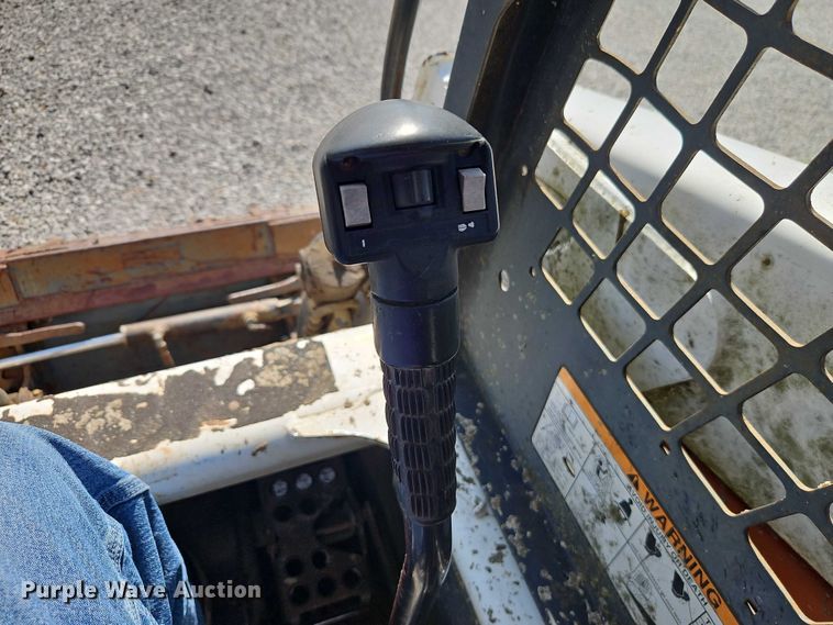 image for item EO4563 2004 Bobcat S220 skid steer loader