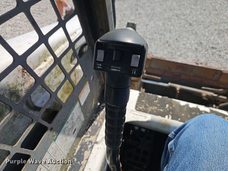 image for item EO4563 2004 Bobcat S220 skid steer loader