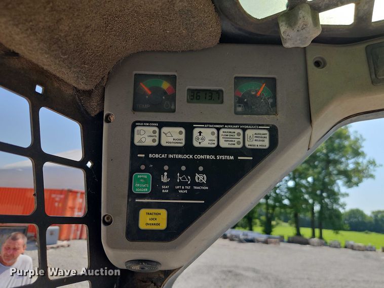 image for item EO4563 2004 Bobcat S220 skid steer loader