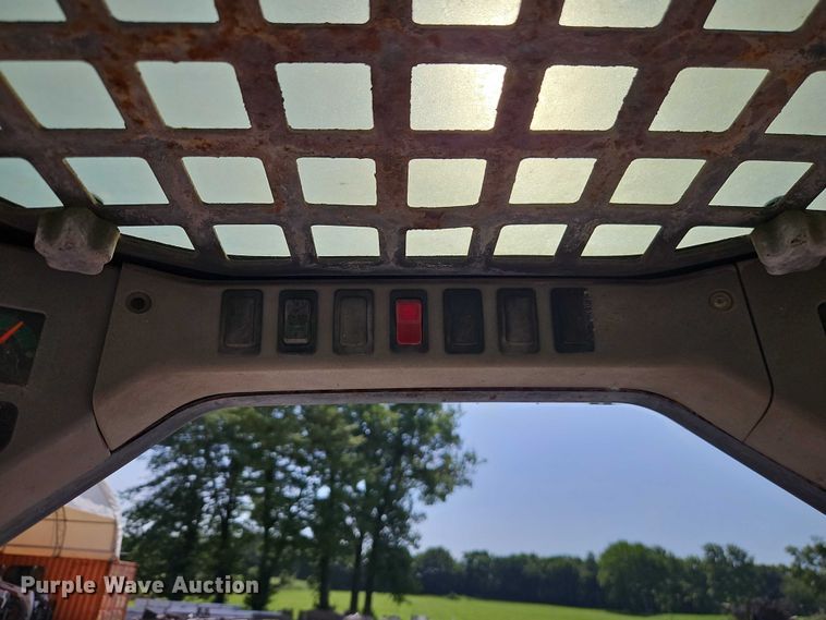 image for item EO4563 2004 Bobcat S220 skid steer loader