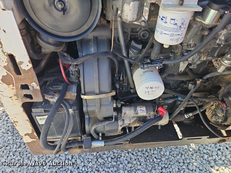 image for item EO4563 2004 Bobcat S220 skid steer loader