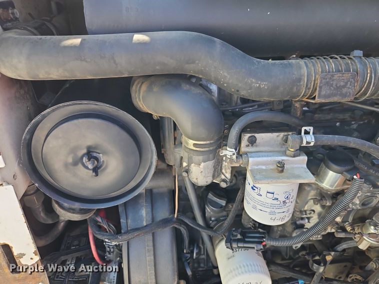 image for item EO4563 2004 Bobcat S220 skid steer loader