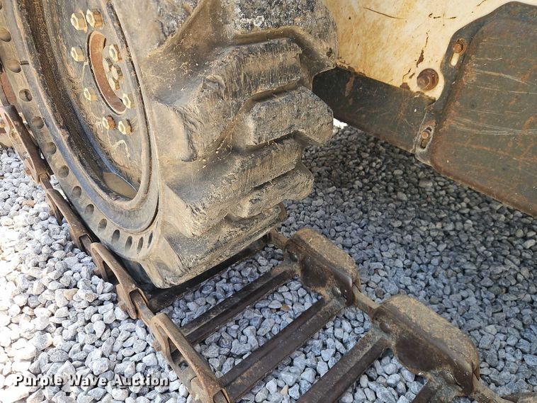 image for item EO4563 2004 Bobcat S220 skid steer loader