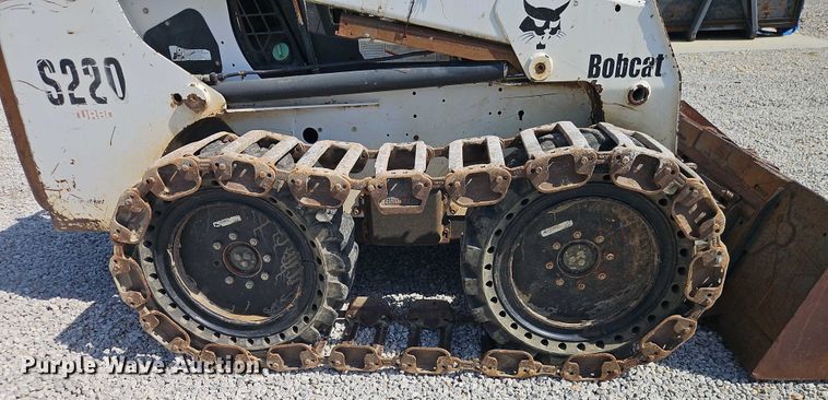 image for item EO4563 2004 Bobcat S220 skid steer loader