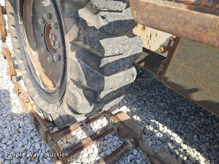 image for item EO4563 2004 Bobcat S220 skid steer loader