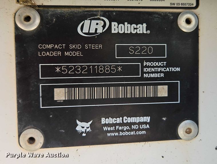 image for item EO4563 2004 Bobcat S220 skid steer loader
