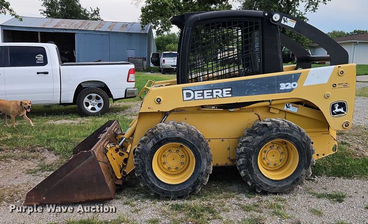 image for item EO4588 2005 John Deere 320 skid steer loader