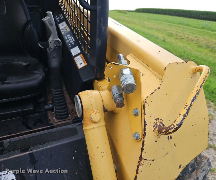 image for item EO4588 2005 John Deere 320 skid steer loader