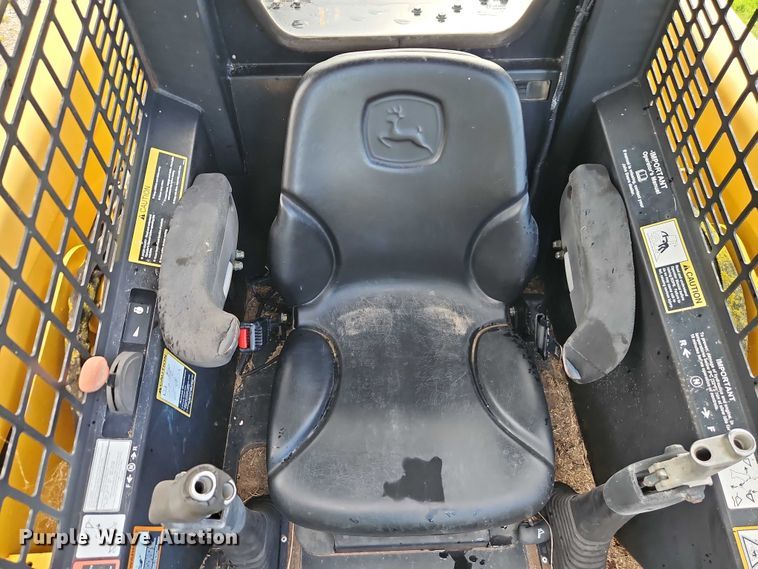 image for item EO4588 2005 John Deere 320 skid steer loader