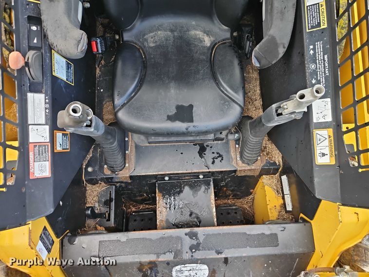 image for item EO4588 2005 John Deere 320 skid steer loader