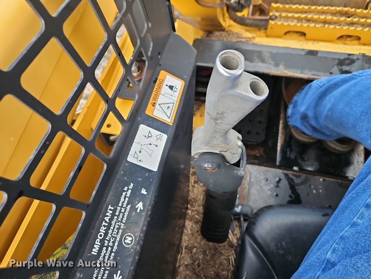 image for item EO4588 2005 John Deere 320 skid steer loader