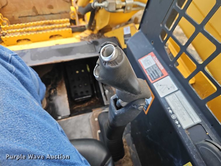 image for item EO4588 2005 John Deere 320 skid steer loader