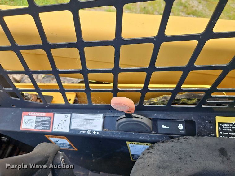 image for item EO4588 2005 John Deere 320 skid steer loader