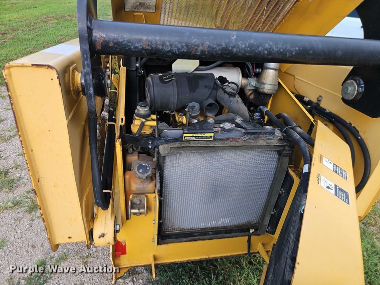 image for item EO4588 2005 John Deere 320 skid steer loader
