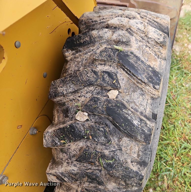 image for item EO4588 2005 John Deere 320 skid steer loader