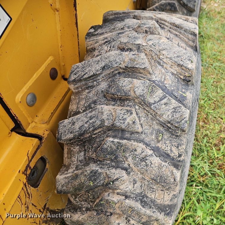 image for item EO4588 2005 John Deere 320 skid steer loader