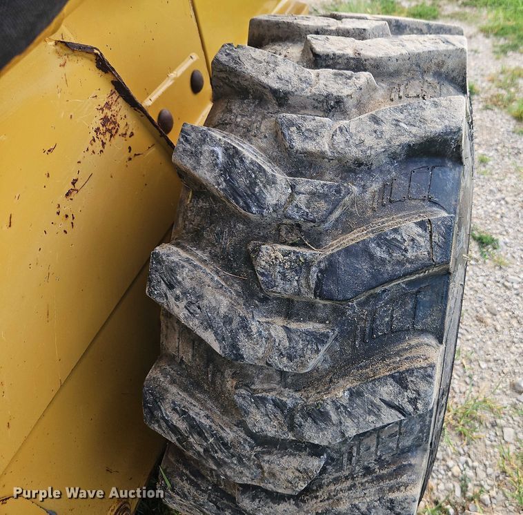 image for item EO4588 2005 John Deere 320 skid steer loader