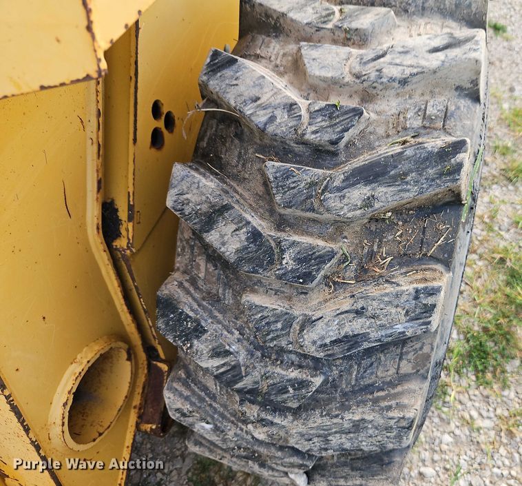 image for item EO4588 2005 John Deere 320 skid steer loader